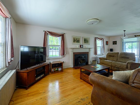 3rd image of 221 Squantum Dr