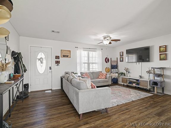 5th image of 609 W Smiser Rd