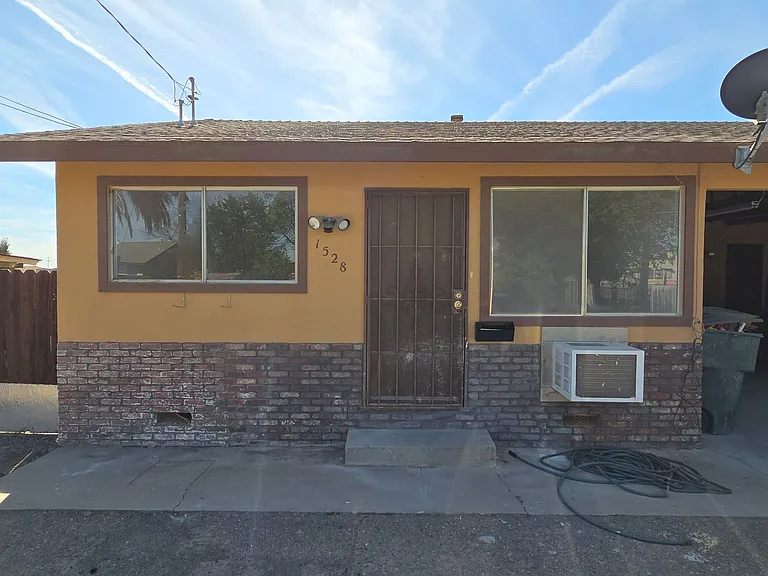 L Street Duplex — Photo 17