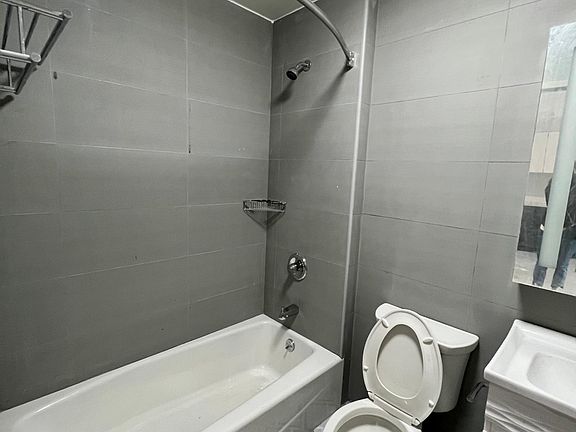 4th image of 10861 Roosevelt Ave #2B