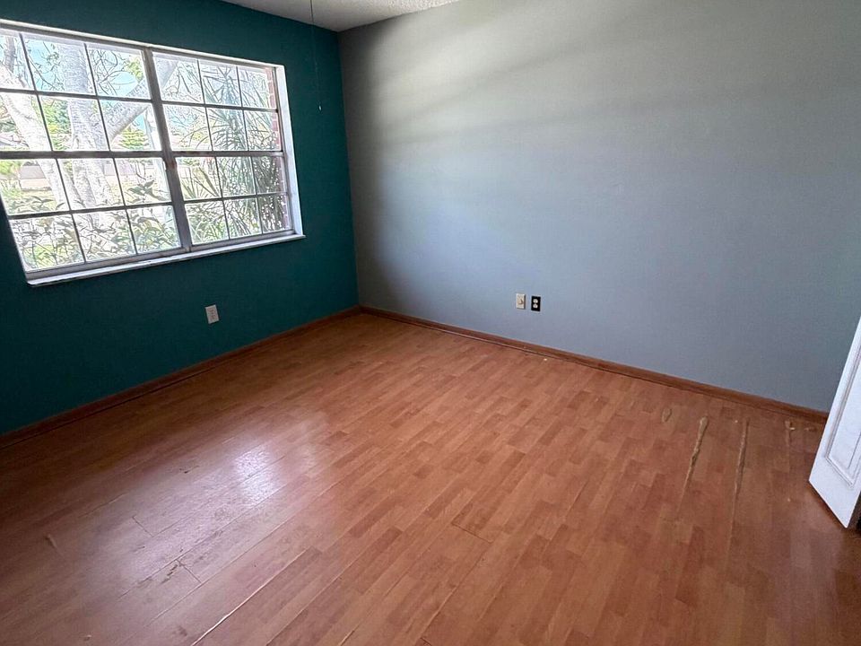 2nd image of 104 W Swan Pkwy Parkway W
