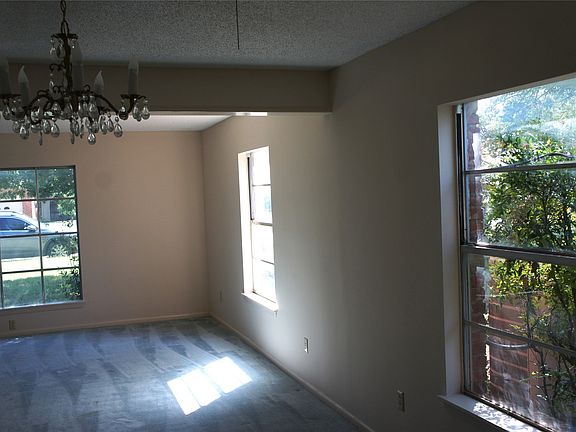4th image of 2237 Brook Hollow Dr