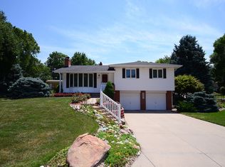 8017 Manderson St, Omaha, NE 68134