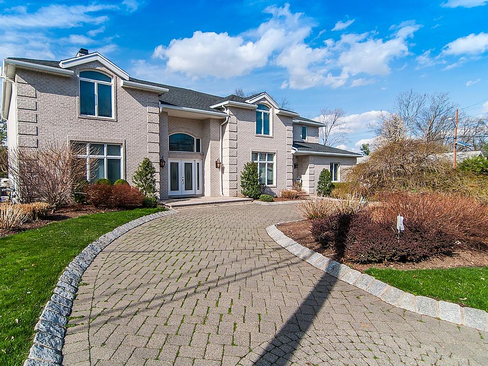 1st image of 32 Laurie Dr