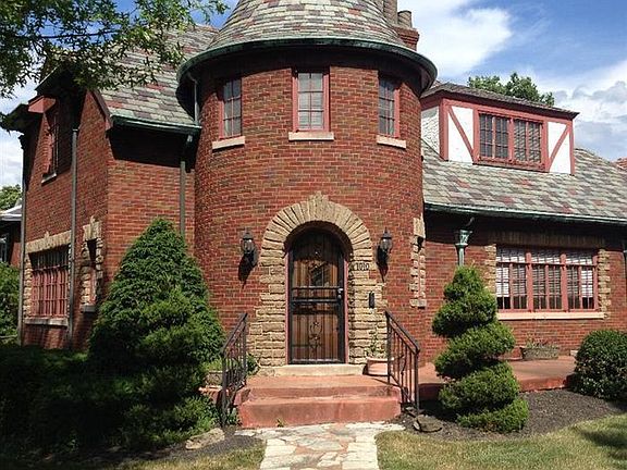 2nd image of 1010 Park Dr