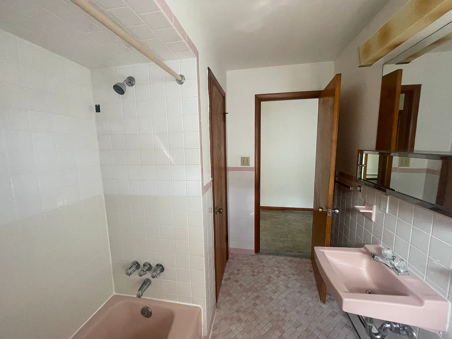 2 bed, 900 sqft, $1,500 — Photo 4