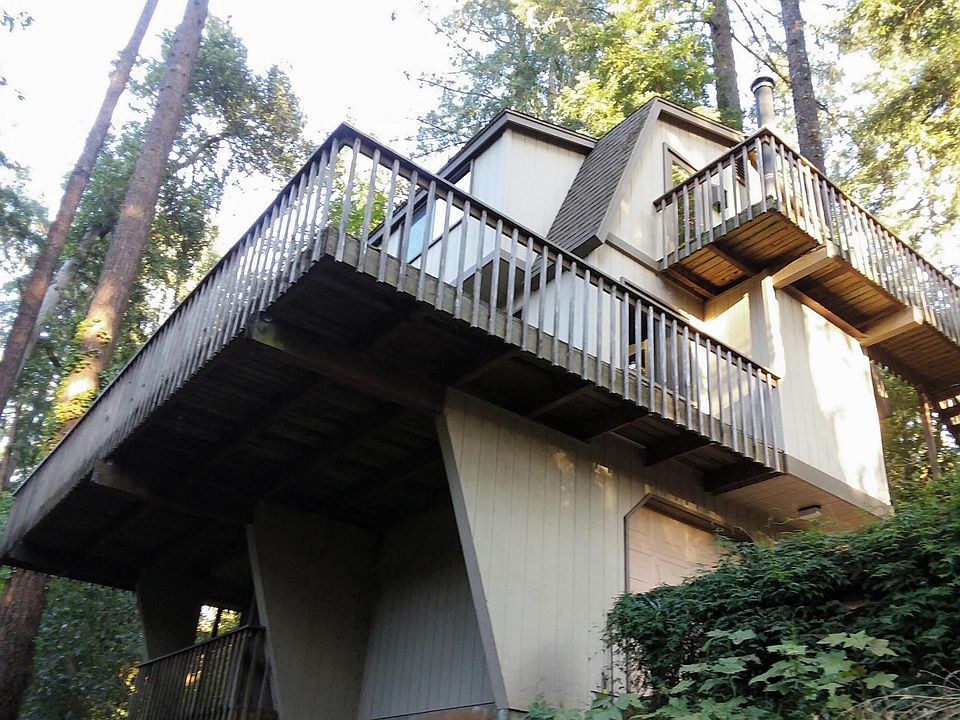 Cantilever main deck.