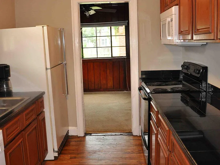 908 Hamilton Ct — Photo 2