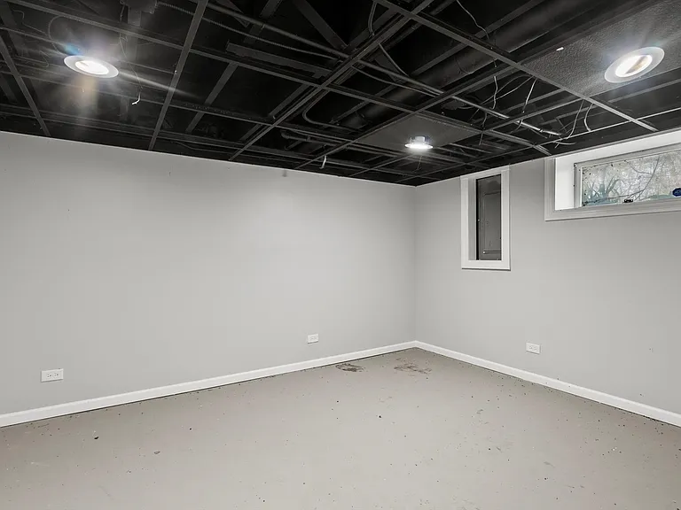 32W266 Glos St — Photo 17