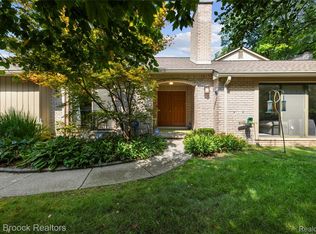1134 Meadowglen Ct, Bloomfield Hills, MI