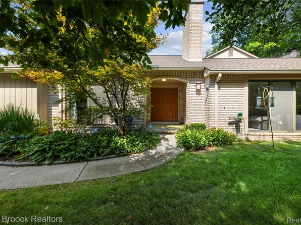 1134 Meadowglen Ct, Bloomfield Hills, MI 48304