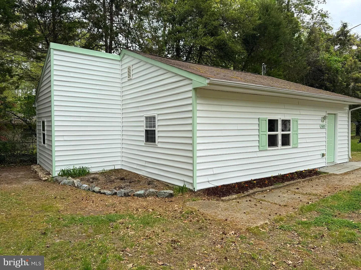 1605 Lakeview Dr photo 1