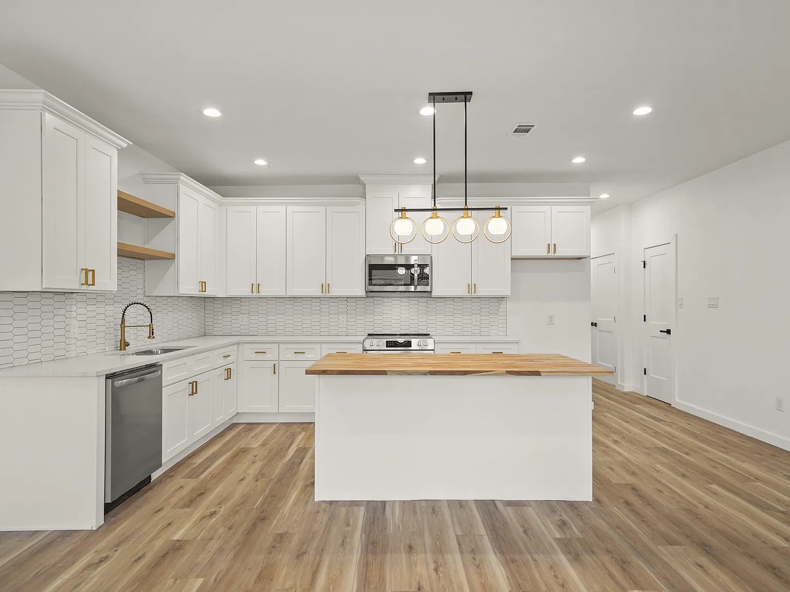 3 bed, 2.0 bath, 1330 sqft, $1,895 — Photo 3