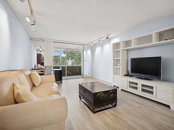 3rd image of 4301 Martinique Circle #E1
