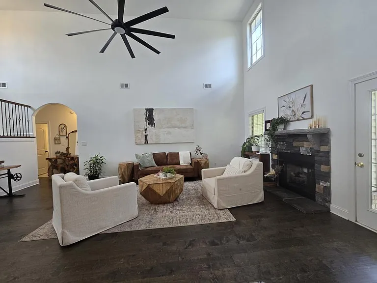 425 Veronica Ct — Photo 6