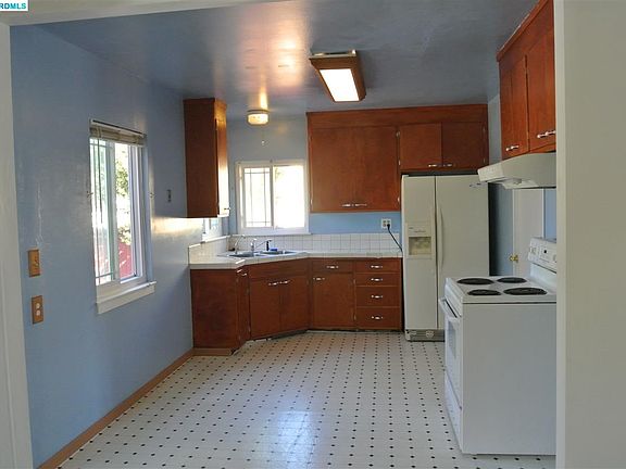 3rd image of 25961 Regal Ave