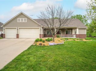 6692 River Bend Dr, Johnston, IA 50131