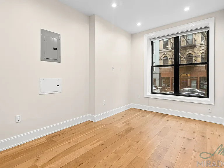 221 E 10th St #1 — Photo 4