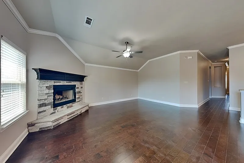 4 bed, 2.0 bath, 2046 sqft, $2,450 — Photo 3