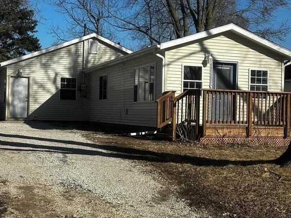 321 S 14th St, Le Claire, IA 52753