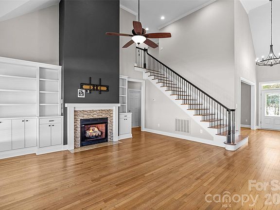 5th image of 185 Upper Oak Dr