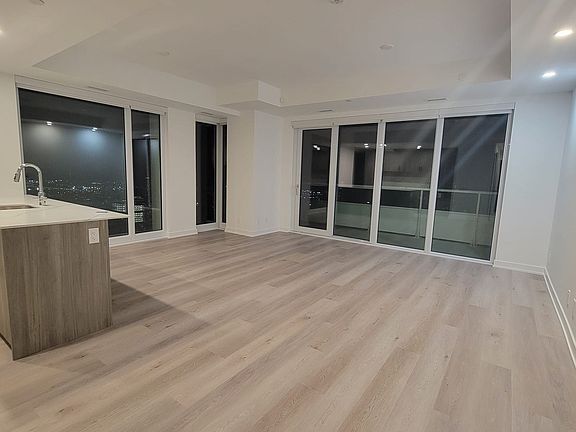 2nd image of 89 Queen St E #5539