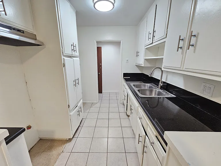 916 N Sierra Bonita Ave — Photo 23
