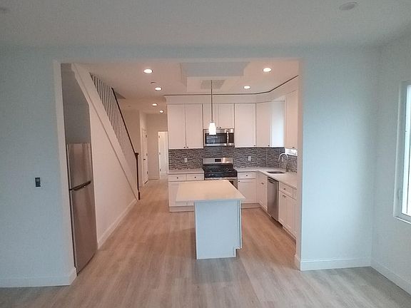 4th image of 172 Gainsborg Ave