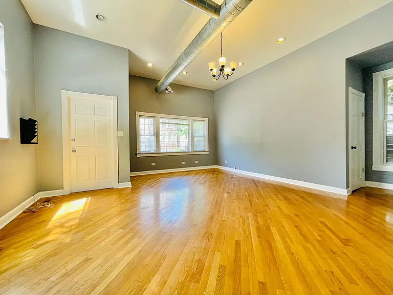 1957 W Henderson St #1 — Photo 3