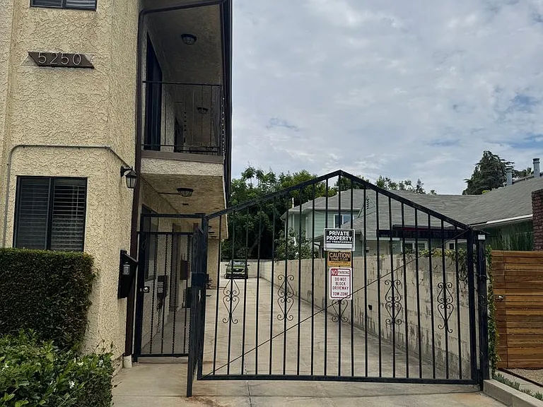 5250 Bellingham Ave — Photo 13