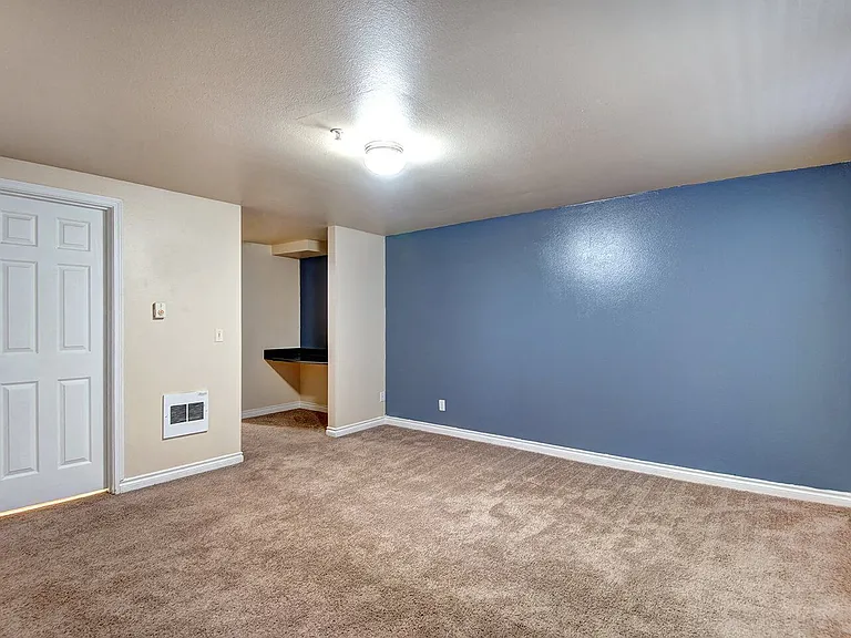 Ellis Court Apartments — Photo 21