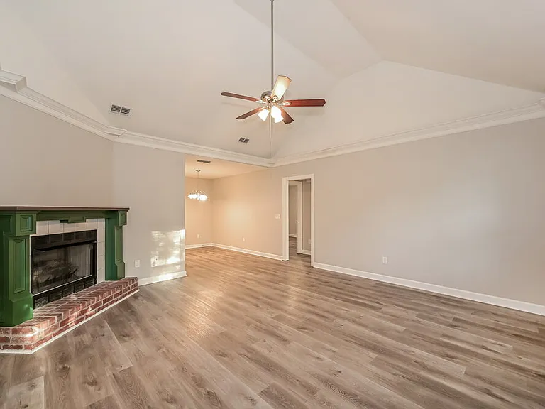 407 Cindi Ct — Photo 3