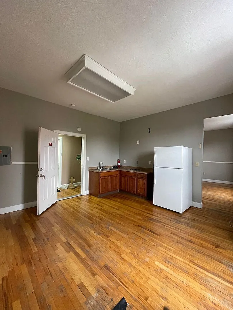 Historic Downtown Square 1 Bedroom and 1 Bath Apartment. — Photo 3