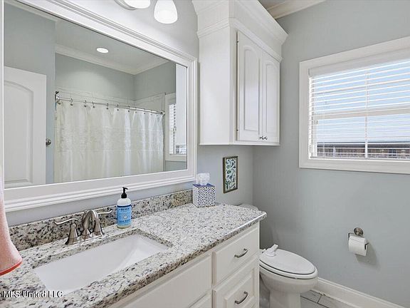 5th image of 320 Oakville Cir