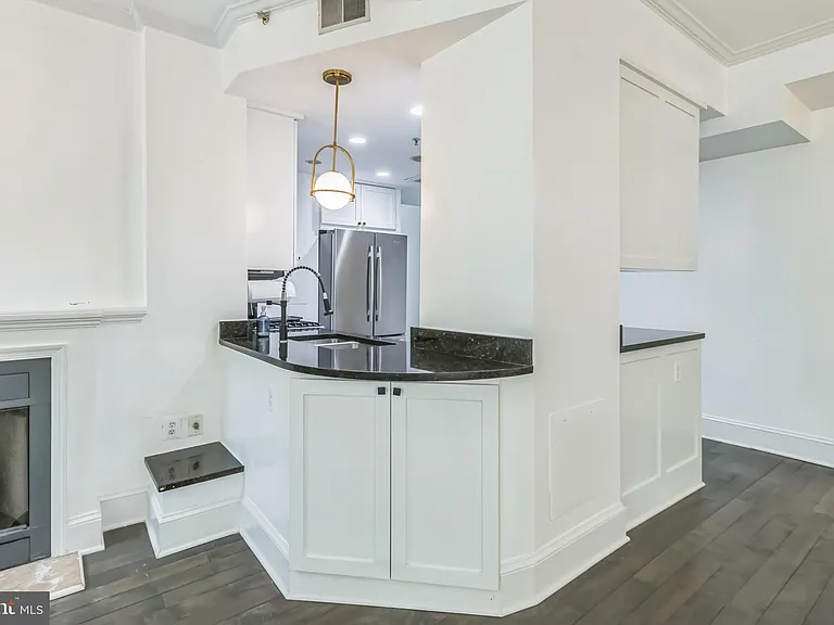 1750 16th St NW #13 — Photo 8
