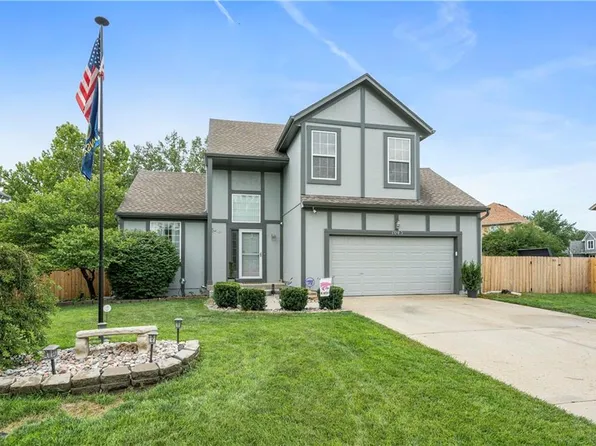 1045 N Crest Dr, Olathe, KS 66061