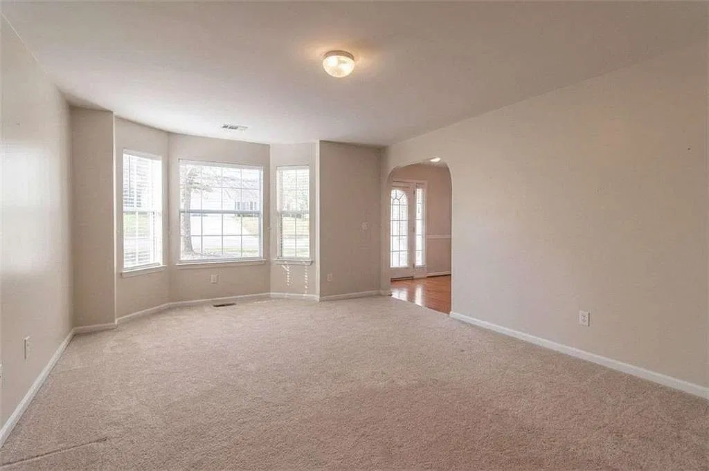 4 bed, 2.5 bath, 2816 sqft, $2,850 — Photo 4