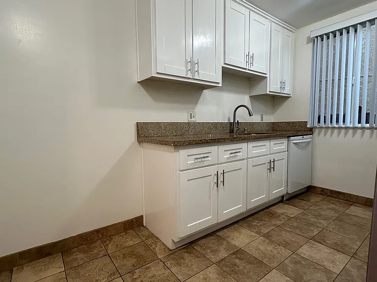 2320 W 24th St #1 — Photo 3