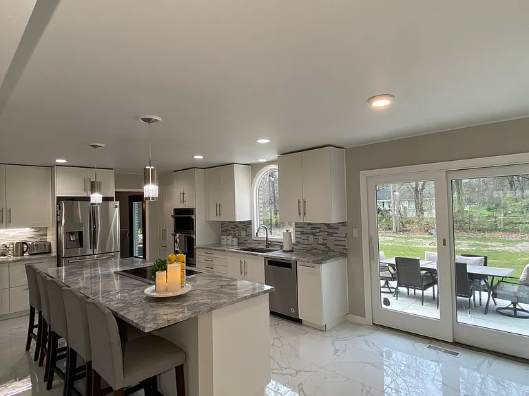 4077 Lincoln Dr — Photo 10