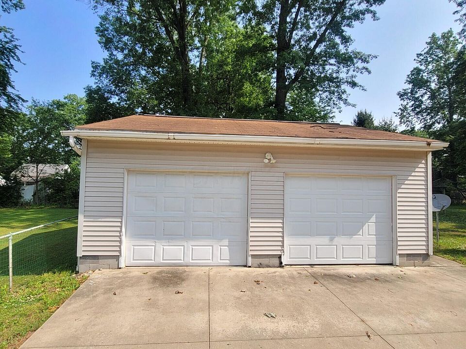 2nd image of 1825 Maplewood St NE