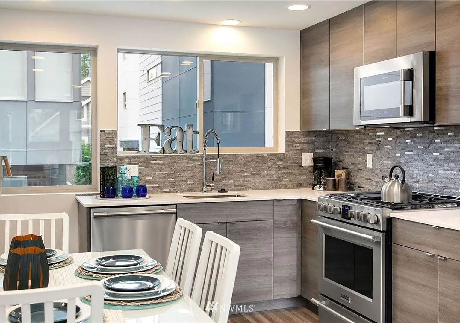 Beautifully Situated Fremont Townhouse- Dedicated Office Space — Photo 2
