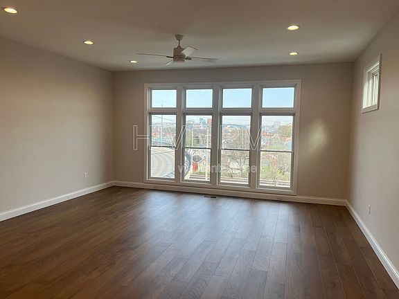 3rd image of 140 W 13th St