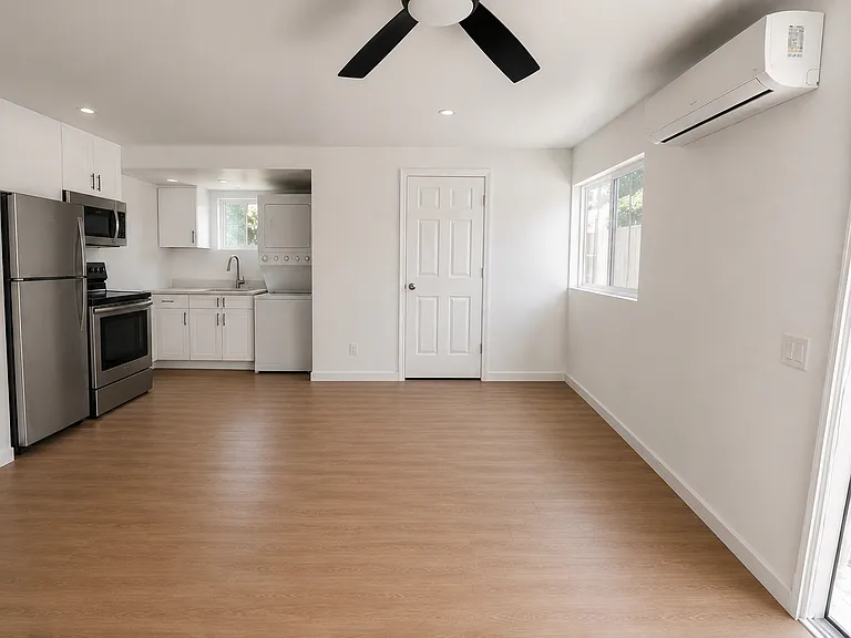 Palm Ave — Photo 1