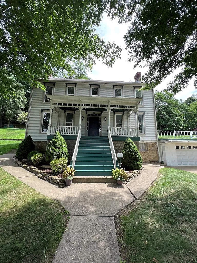 2011 Decatur Avenue photo 1