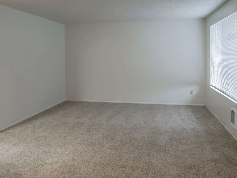 1526 7th St (Columbia Apts) — Photo 5