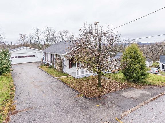 4th image of 110 Aspen Ave
