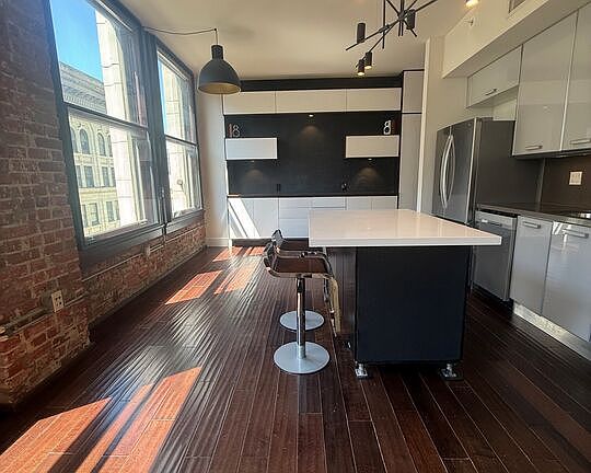 4th image of 460 S Spring St APT 1011