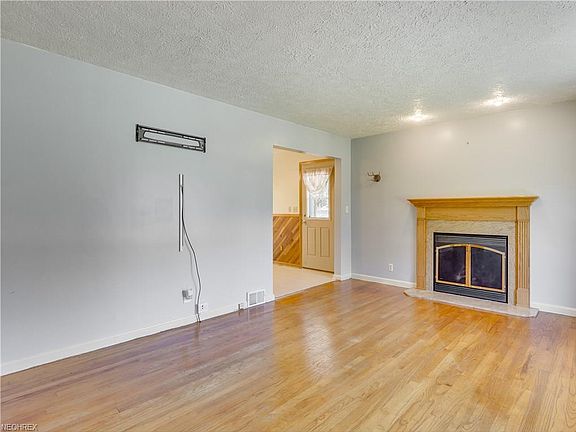 5th image of 833 Magnolia Ave