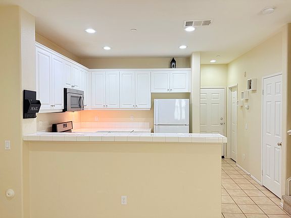 3rd image of 24060 Meadowbrook Ln