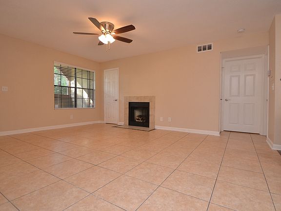 4th image of 415 Lakepointe 202 Dr